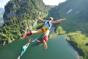 亚博体育APP-窗口期的绝唱，马刺、鹈鹕与新疆广汇的命运交错